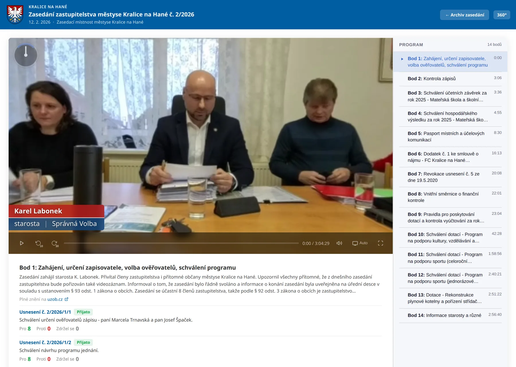 Přehrávač PublicStream 360: zasedání zastupitelstva městyse Kralice na Hané s titulkem řečníka, programem jednání a usneseními s výsledky hlasování